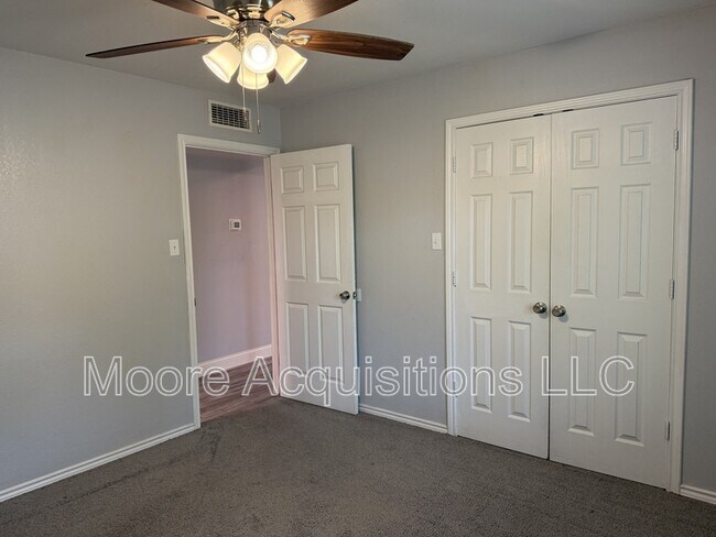 Building Photo - 3601 Oakwood Dr