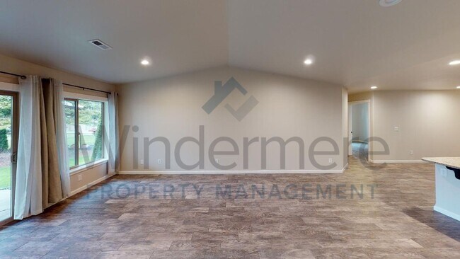 Building Photo - Evan41