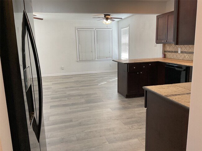 Building Photo - 5728 Sylvia Dr