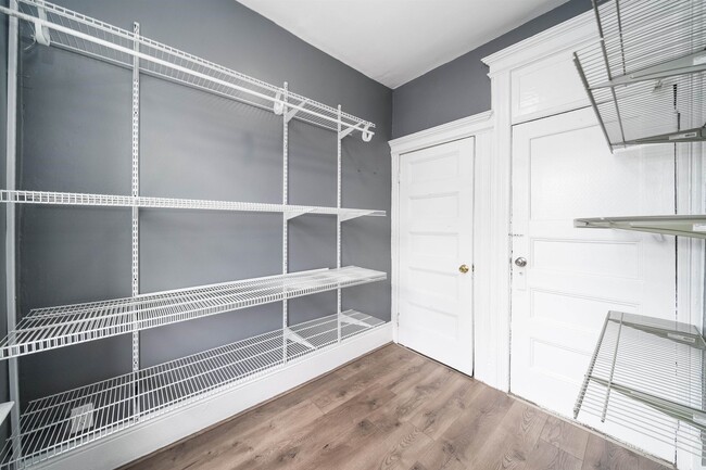 Building Photo - 122 Mallory Ave