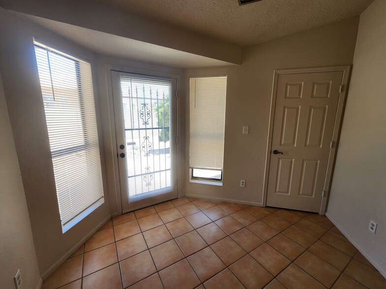 Building Photo - 4609 Fairfax Dr NW