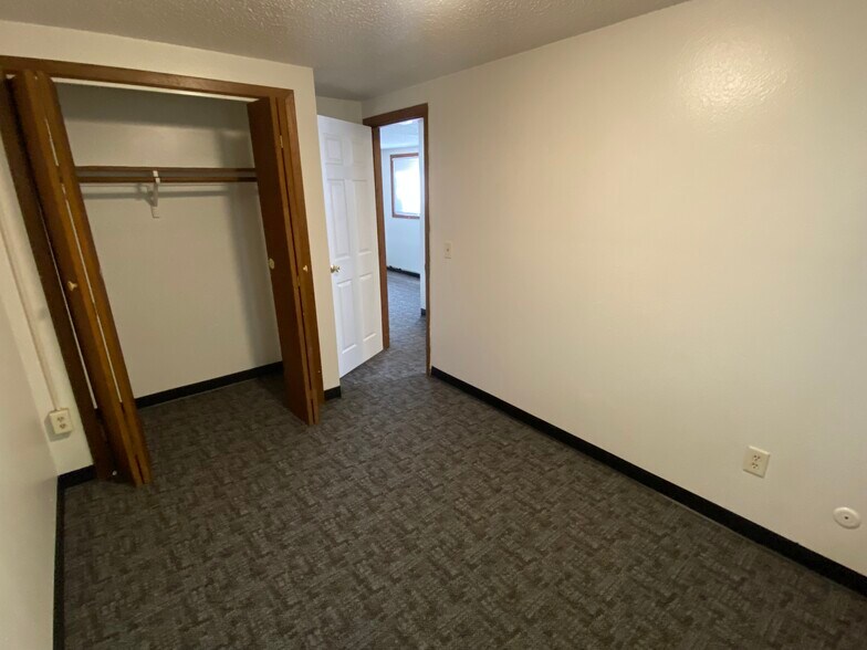 Building Photo - 915 4th St SE