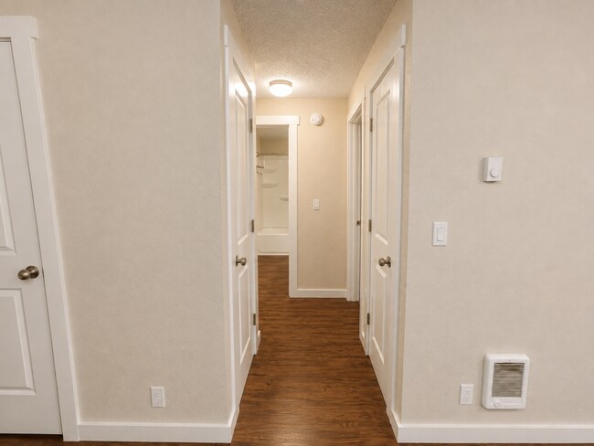 Building Photo - 310-316 S. Manzanita Court
