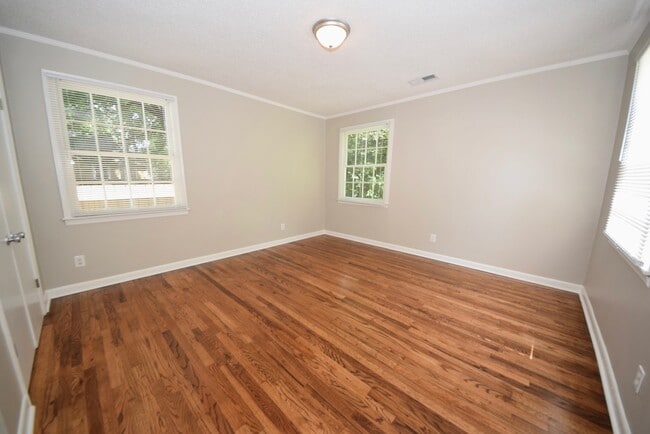 Building Photo - Charming updated 3 bed, 1 bath home near Midtown and Pink Palace.