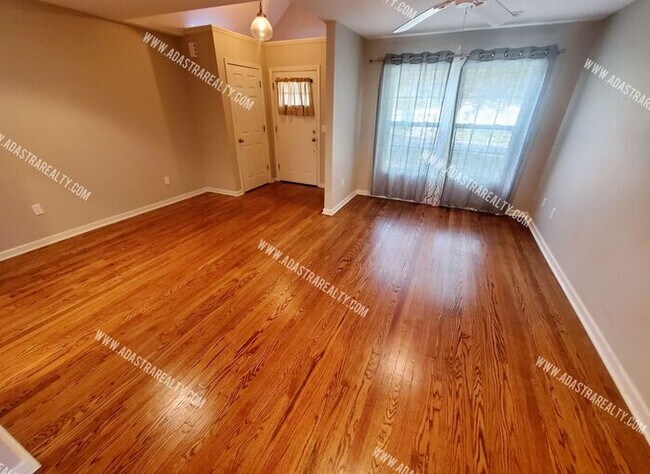 Building Photo - Beautiful Home in Mission, KS-Available NOW!!!