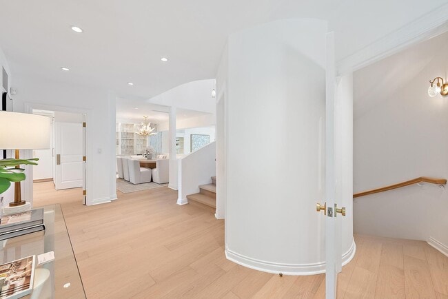 Building Photo - 245 Everglade Ave