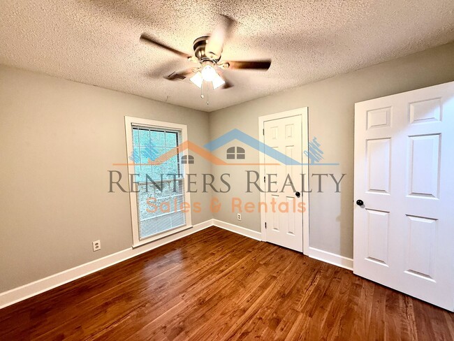Building Photo - 2105 Epworth Dr NE