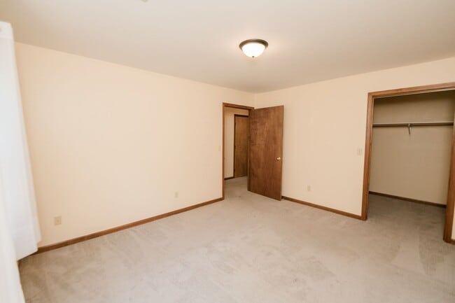 Building Photo - Maintenance free 2 bedroom, 1 bath town-ho...