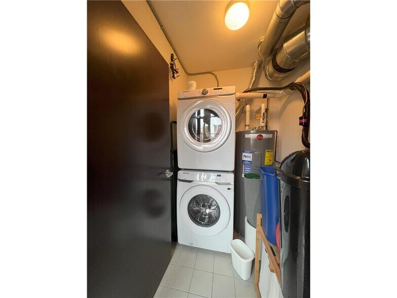 Building Photo - 214 4th St E