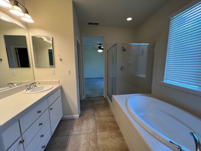 Building Photo - Gorgeous Stone Creek Home!