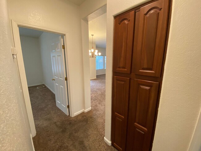 Building Photo - Cute Home in EGUSD