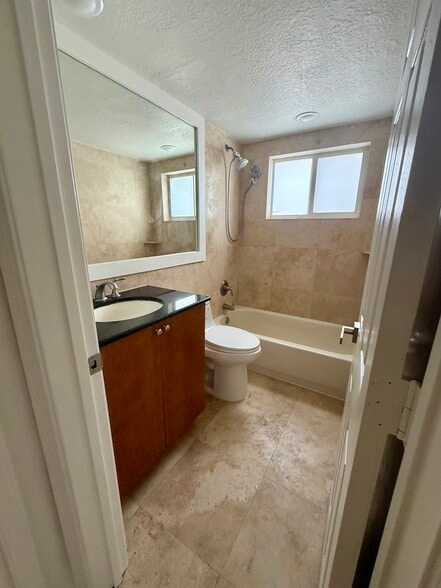 Building Photo - 1353 Holly Heights Dr