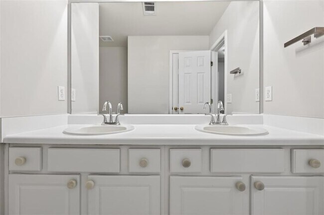 Building Photo - 2885 Stonehenge Ct