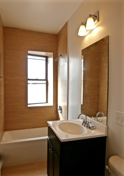 Building Photo - 6703 N Clark St