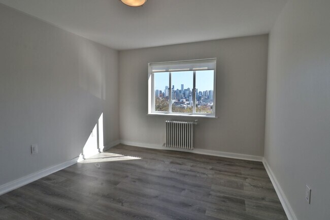 Building Photo - Gorgeous 3 Bedroom Queen Anne Apartment wi...