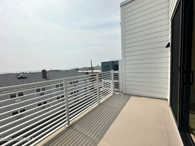 Building Photo - 218 3rd Ave