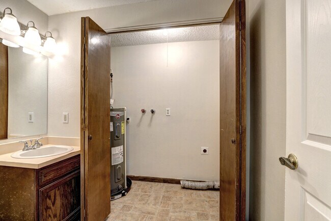 Building Photo - Unique, Rustic, and Spacious Living! Walk ...