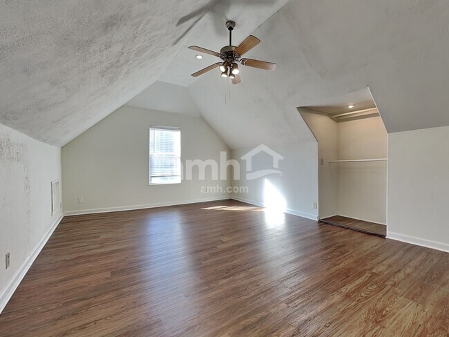 Building Photo - 5767 Lillian Bend Dr