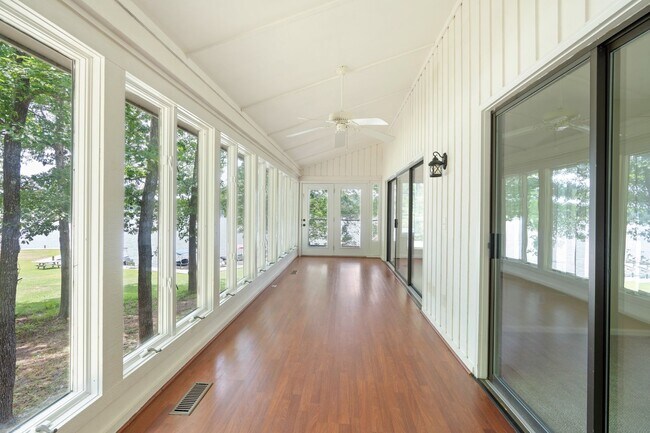 Building Photo - 3 Bedroom Contemporary Carolina Trace Home...