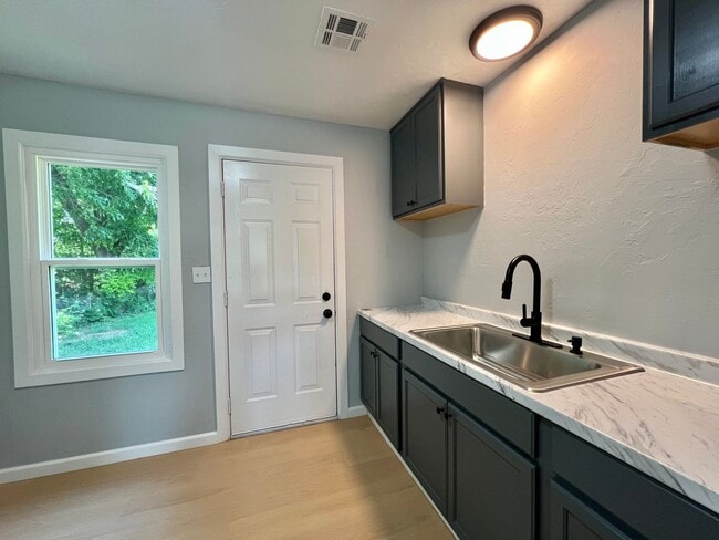 Building Photo - ? Cozy 3 Bedroom Home with Large Yard Sout...