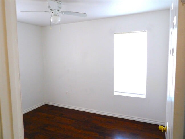 Building Photo - 1159 NW Ozmun Ave