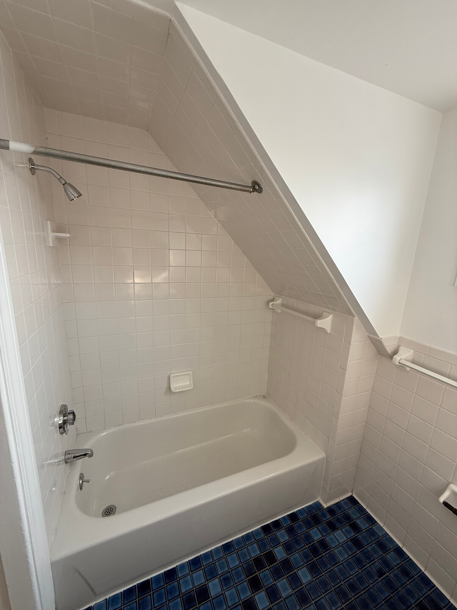 Building Photo - 96 Munroe St