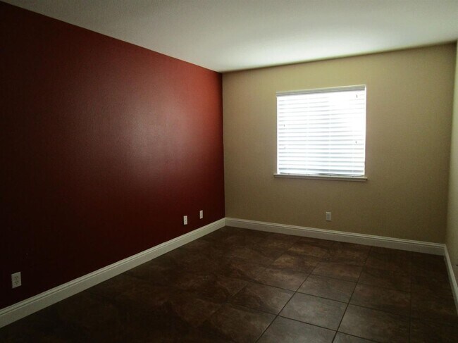 Building Photo - Like Brand New 4 Bedroom 3 Bath Beautiful ...