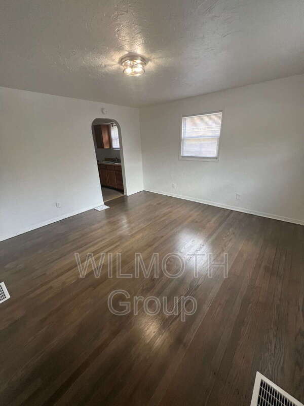 Building Photo - 702 W 23rd St