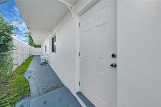Building Photo - 7555 SW 28th Street Rd