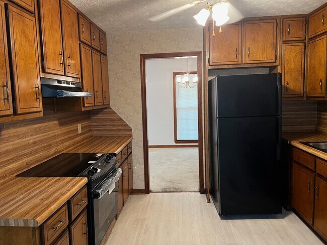 Building Photo - 380 Hidden Valley Dr SE