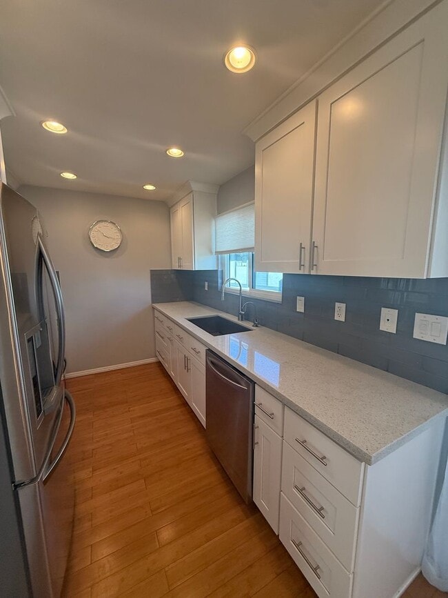 Building Photo - Turnkey End-Unit Townhome with Vaulted Ceilings & Garage