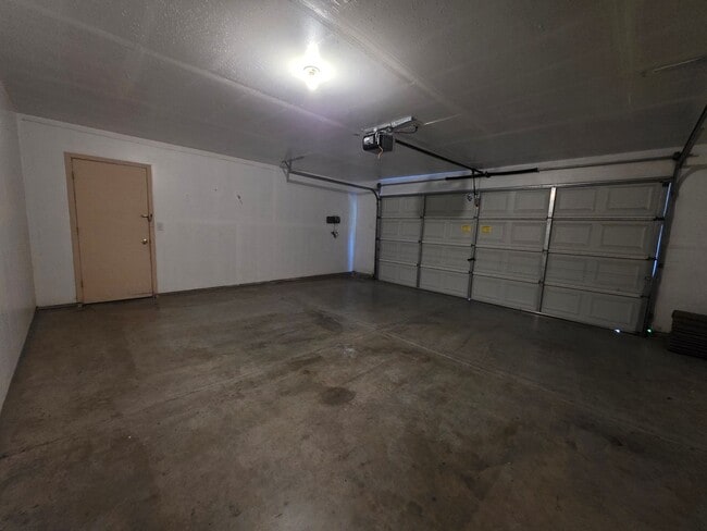 Building Photo - Single story home near CSU Stanislaus!