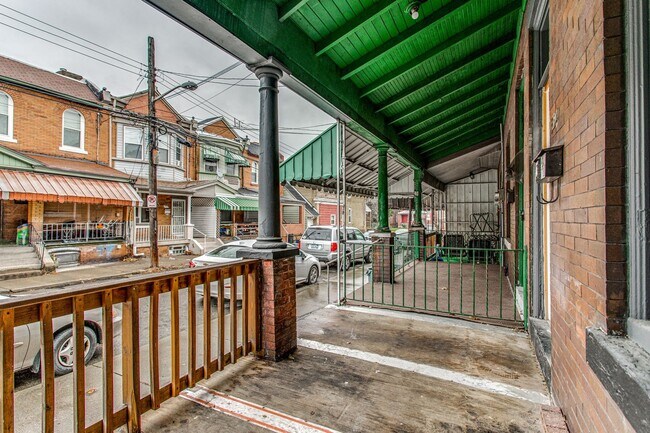 Building Photo - Updated 4 Bed, 2 Bath in Oakland - Close t...