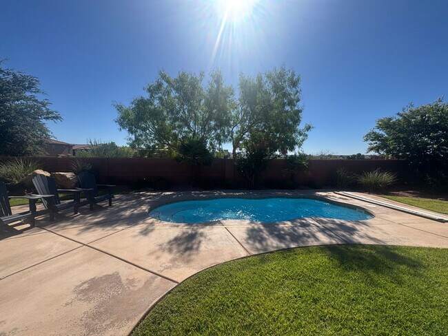 Building Photo - Lightly Furnished 4 Bed Home!