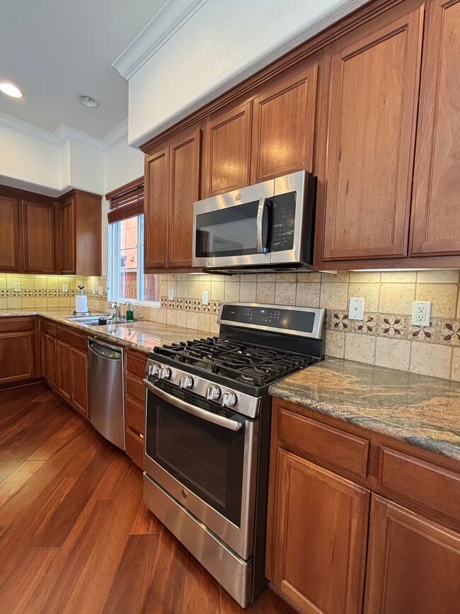 Building Photo - Gorgeous 4 Bed, 3 Bath in Brentwood with S...