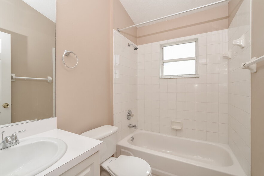 Building Photo - 10500 Mira Lago Ln