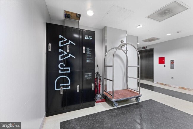 Building Photo - 1150 K St NW