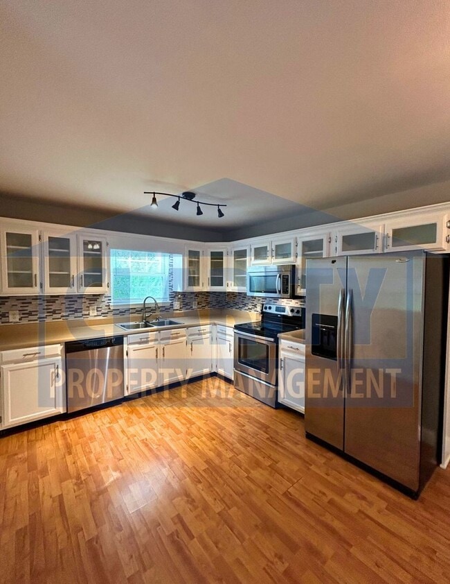 Building Photo - 3 bedroom home w/ fenced in backyard!