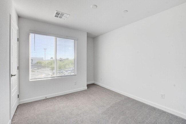 Building Photo - Like New Townhome at Falcon Ridge