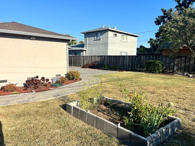 Building Photo - Quiet Fremont Single Story
