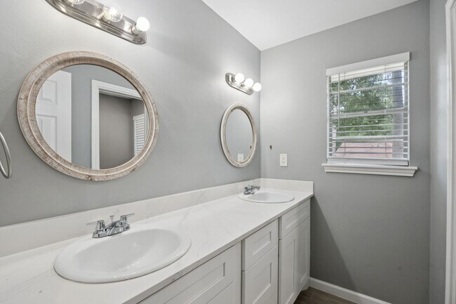 Primary Photo - 553 Cane River Ln