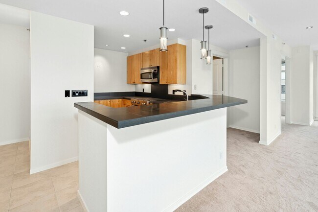 Building Photo - 2bd/1.75ba Seattle Condo