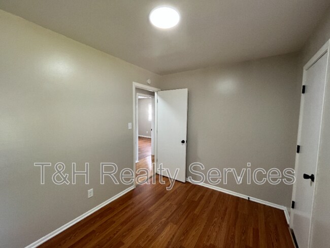 Building Photo - 3010 Winchester Dr