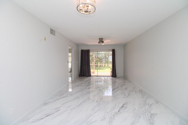 Building Photo - 2/2 REMODELED UNFURNISHED CONDO 1ST FLOOR ...