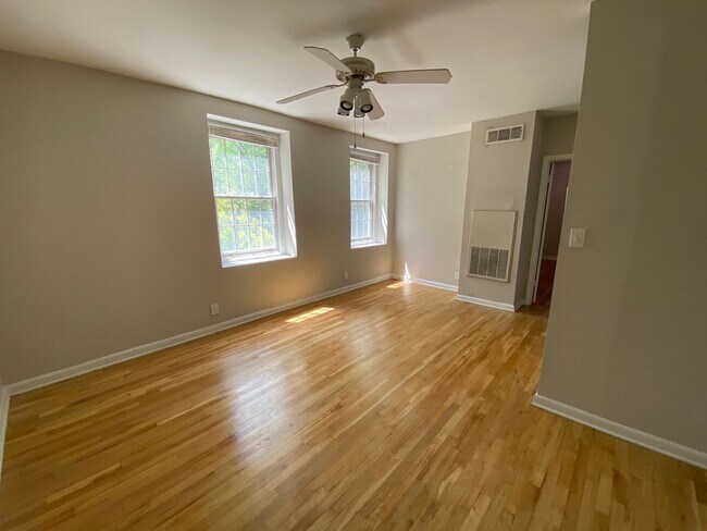 Building Photo - Corner One Bedroom In Poncey-Highland