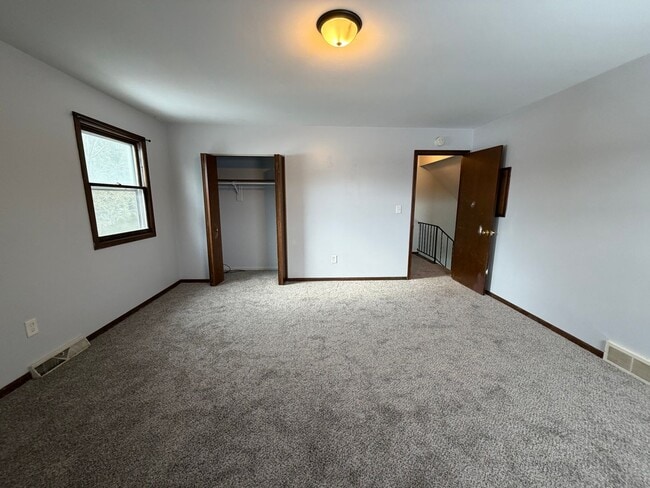 Building Photo - 3992 Camelot Dr SE