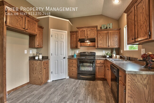 Building Photo - Fountain Gate Village Single-Family Homes ...