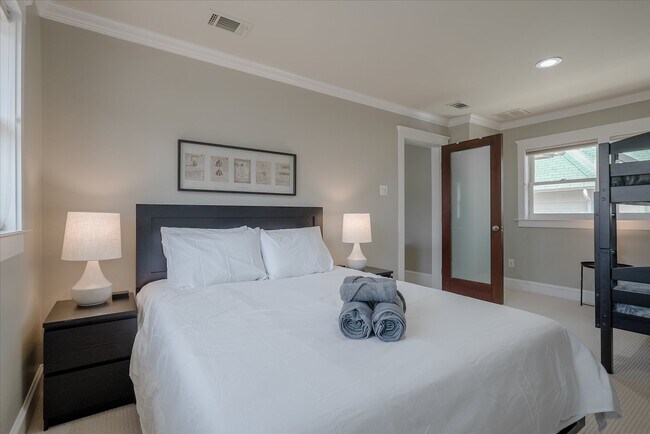 Building Photo - 2618 Thomas Ave