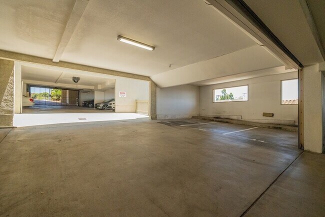 Building Photo - 2215 Linwood St