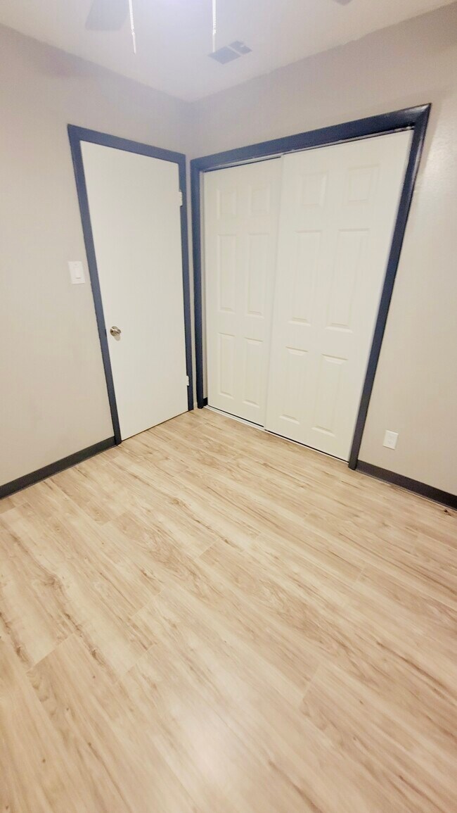 Building Photo - 3 Utica Ln